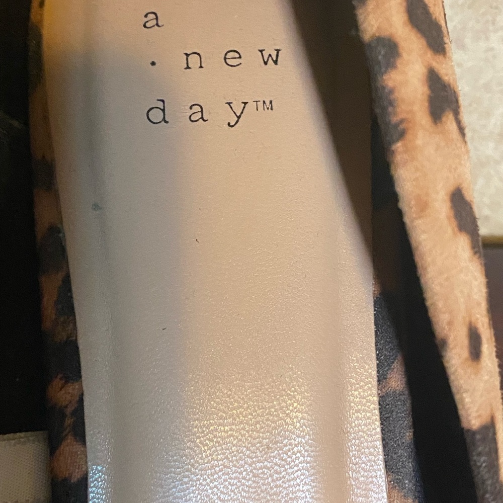 A new Day Cheetah pointed toe chunky heel! Like new condition, lots of wear left - Picture 5 of 11